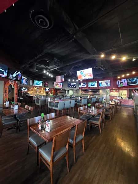 Oggi's Sports, Brewhouse & Pizza — venue photo 5