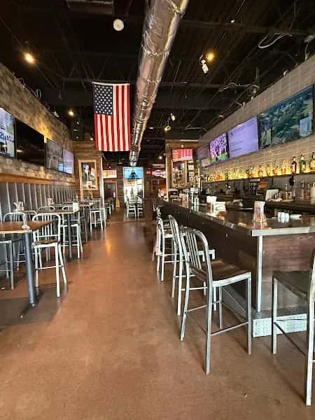 Momos Sports Bar & Grill - Holbrook  — venue photo 5
