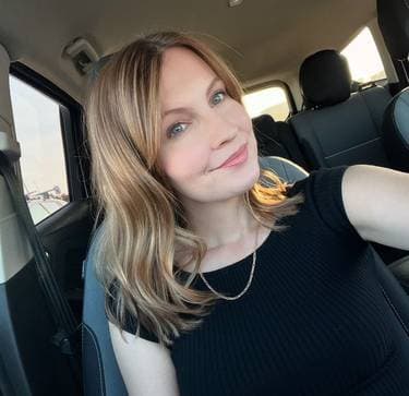 Tess Urbanski - PaintNite artist profile image