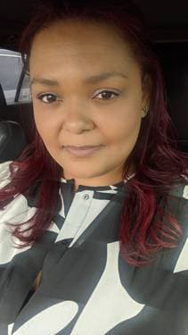 Elle C. - PaintNite artist profile image