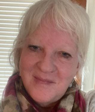 Ellen - PaintNite artist profile image