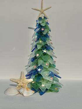 Sea Glass Holiday Tree - Paint and sip event at Momo's Sport Bar and Grill Too (Bayport) in Bayport, NY - PaintNite.com