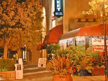 Cap's Oak Street Bar & Grill - PaintNite event location
