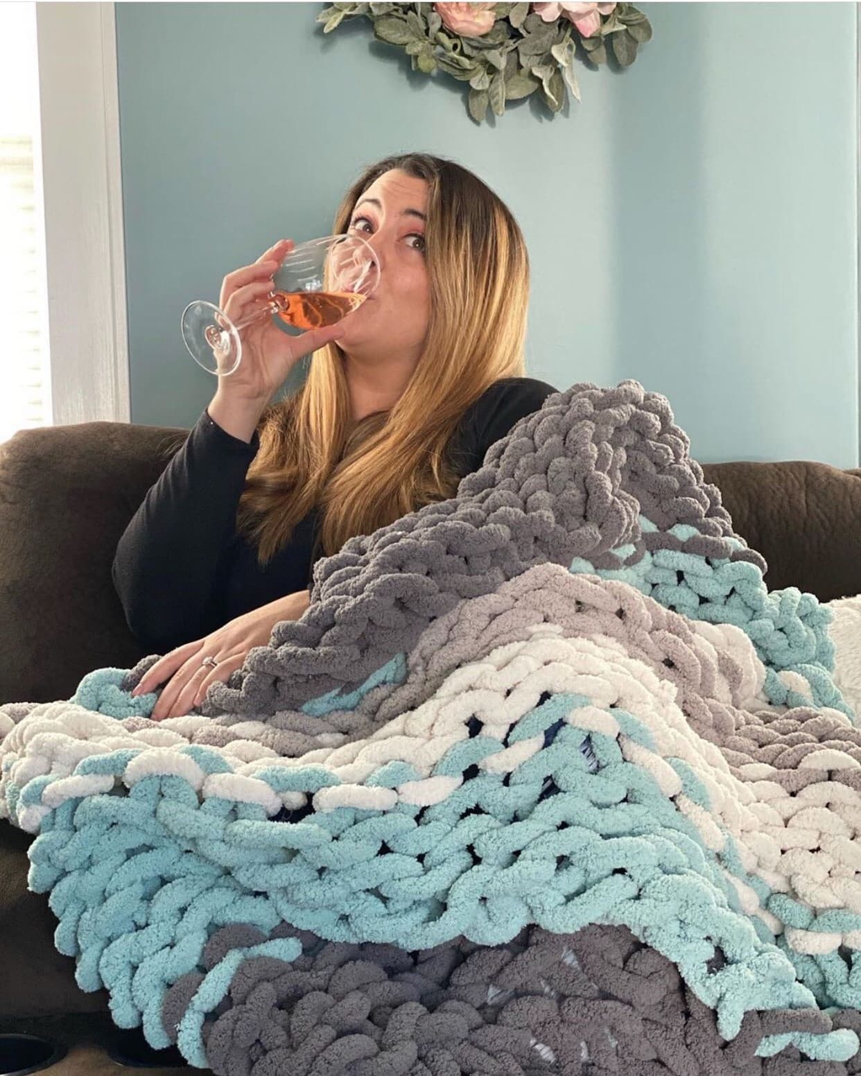 Chunky knit blanket making workshop for private paint and sip events without knitting needles